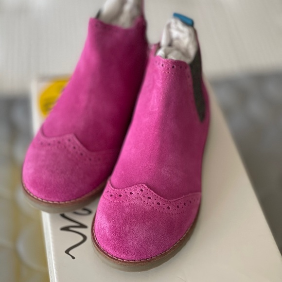 Mini Biden Brand New Girls Chelsea Boots Sz 2.5 - Picture 2 of 6